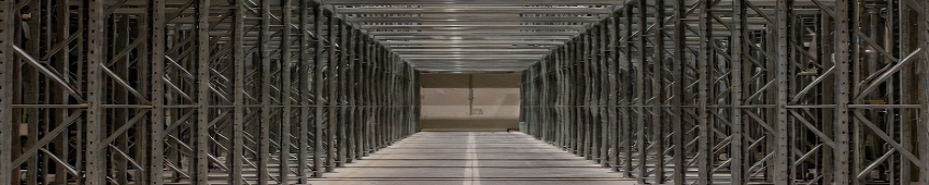 High bay warehouse aisle requiring strict FL floor levelness tolerances